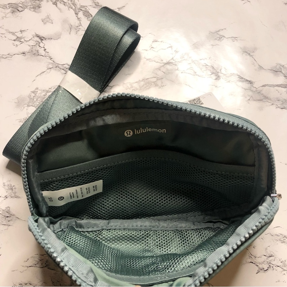 Lululemon Everywhere Belt Bag Tidewater Teal Extended Strap - Picture 6 of 7